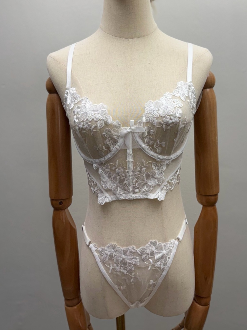 New White Floral Embroidered Lace Lingerie Set Bra & Thong 3 Sizes